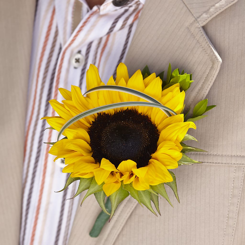 Free Spirit Boutonniere – Heartfield Florist, Huntsville TX